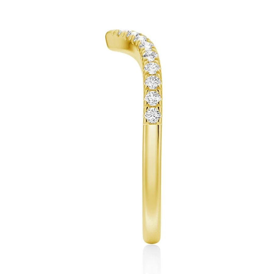 Vertical end view showing French pavé setting profile and 2mm band width in yellow gold color